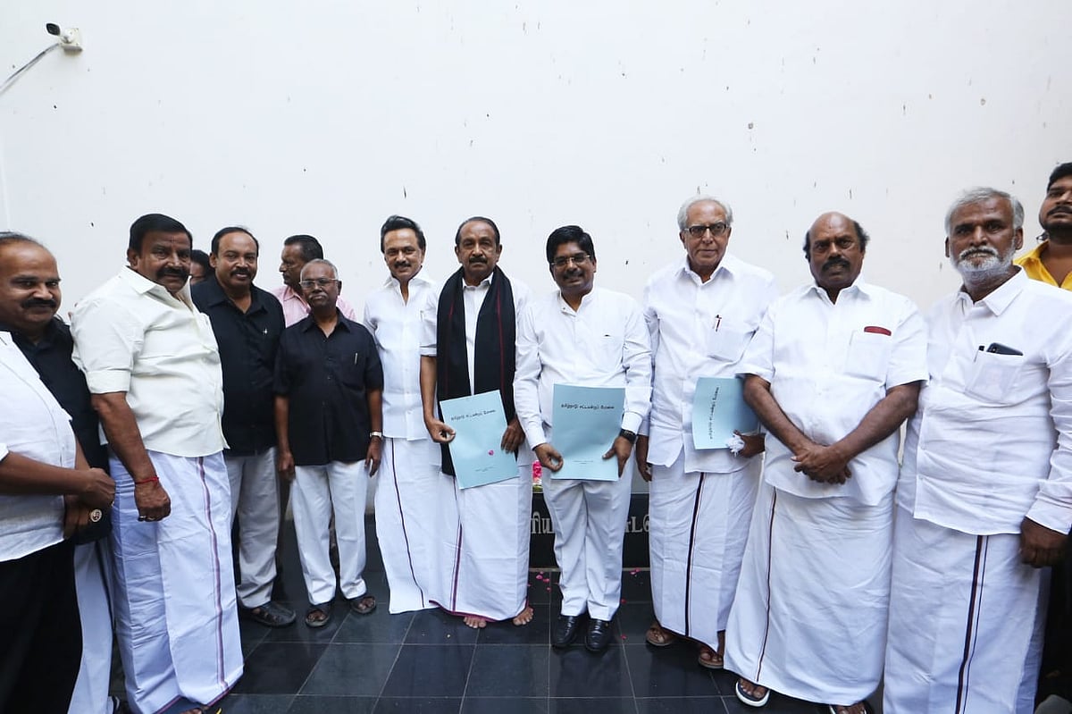 கலைஞர் நினைவிடத்தில் கலங்கிய வைகோ : பெரியார், அண்ணாவுக்கு மரியாதை செய்த ராஜ்யசபா எம்.பி.,க்கள் (album)