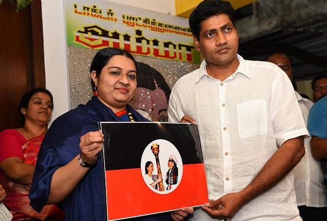 “அதை நீங்கள்தான் கூறவேண்டும் தீபாம்மா!”: அரசியலுக்கு முழுக்கு விவகாரத்தில் அந்தர்பல்டி அடிக்கும் ஜெ.தீபா!