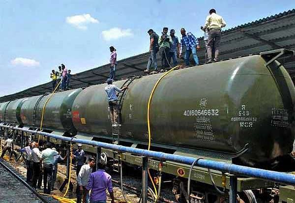 ரயிலில் சென்னை வந்த தண்ணீர்  அமைச்சர்கள் வருகைக்கு நிறுத்தி வைப்பு - பப்ளிசிட்டிக்காக அட்டூழியம்     