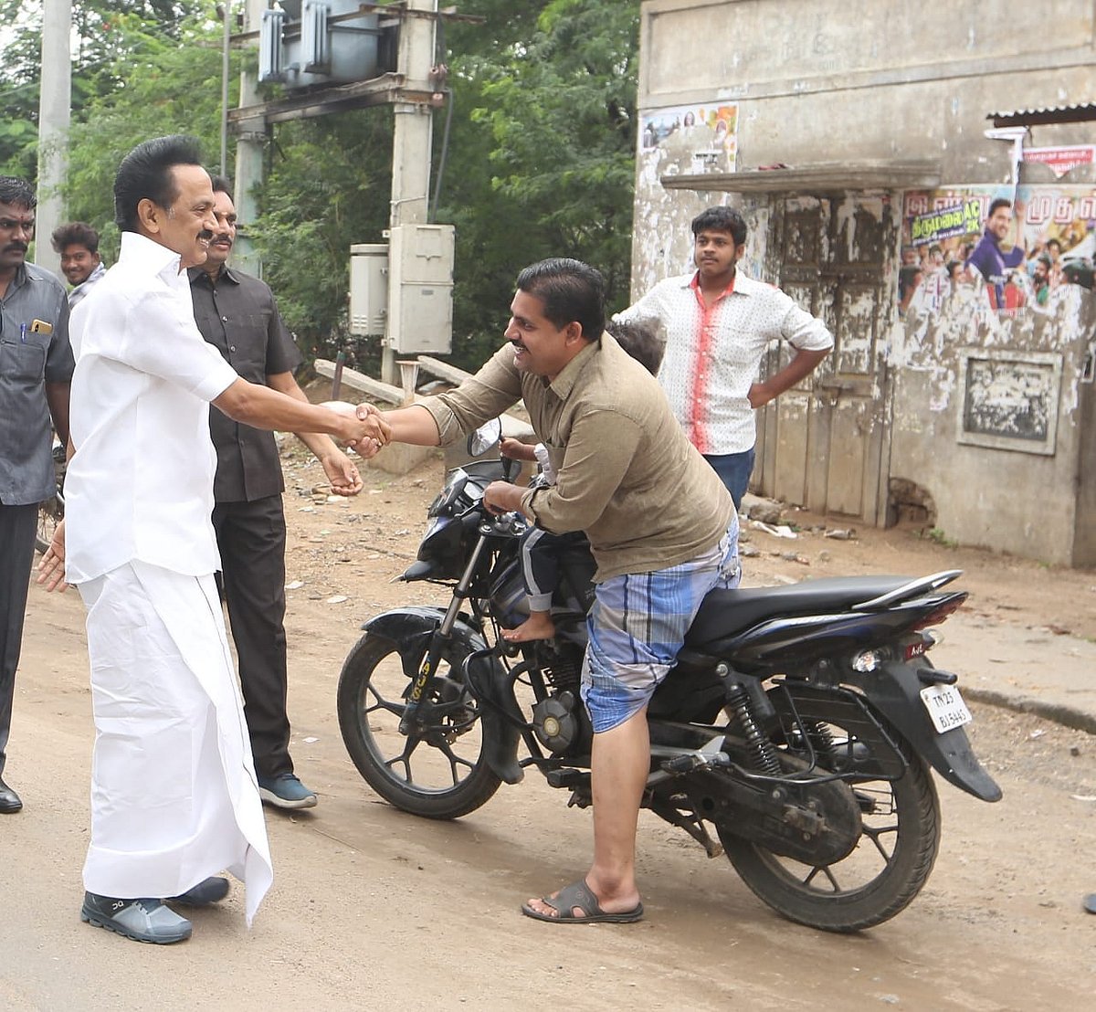 மு.க.ஸ்டாலினை வாஞ்சையுடன் வரவேற்ற வேலூர் மக்கள்... மூன்றாம் நாள் பரப்புரை விறுவிறு..! (ஆல்பம்)