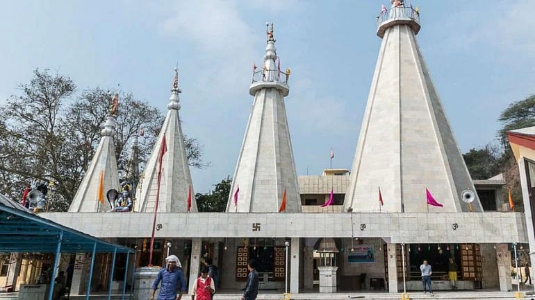 ‘நீங்க கோவிலுக்குள்ள வரக்கூடாது’ துப்புரவு தொழிலாளர்களை வெளியே தள்ளிய அர்ச்சகர் : வெகுண்டெழுந்த மக்கள்