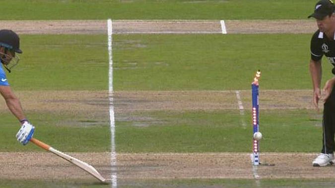 இந்திய அணியில் தோனிக்கு இனி இடம் இல்லை : நெருக்கடி கொடுக்கும் பி.சி.சி.ஐ.. வருத்தத்தில் ரசிகர்கள்