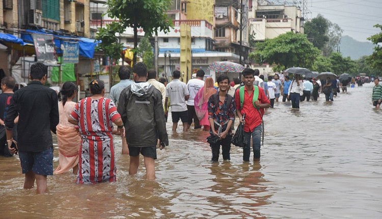 வடமாநிலங்களை புரட்டிப் போட்ட மழை வெள்ளம் : இடுப்பளவு நீரில் மிதக்கும் மக்கள்!