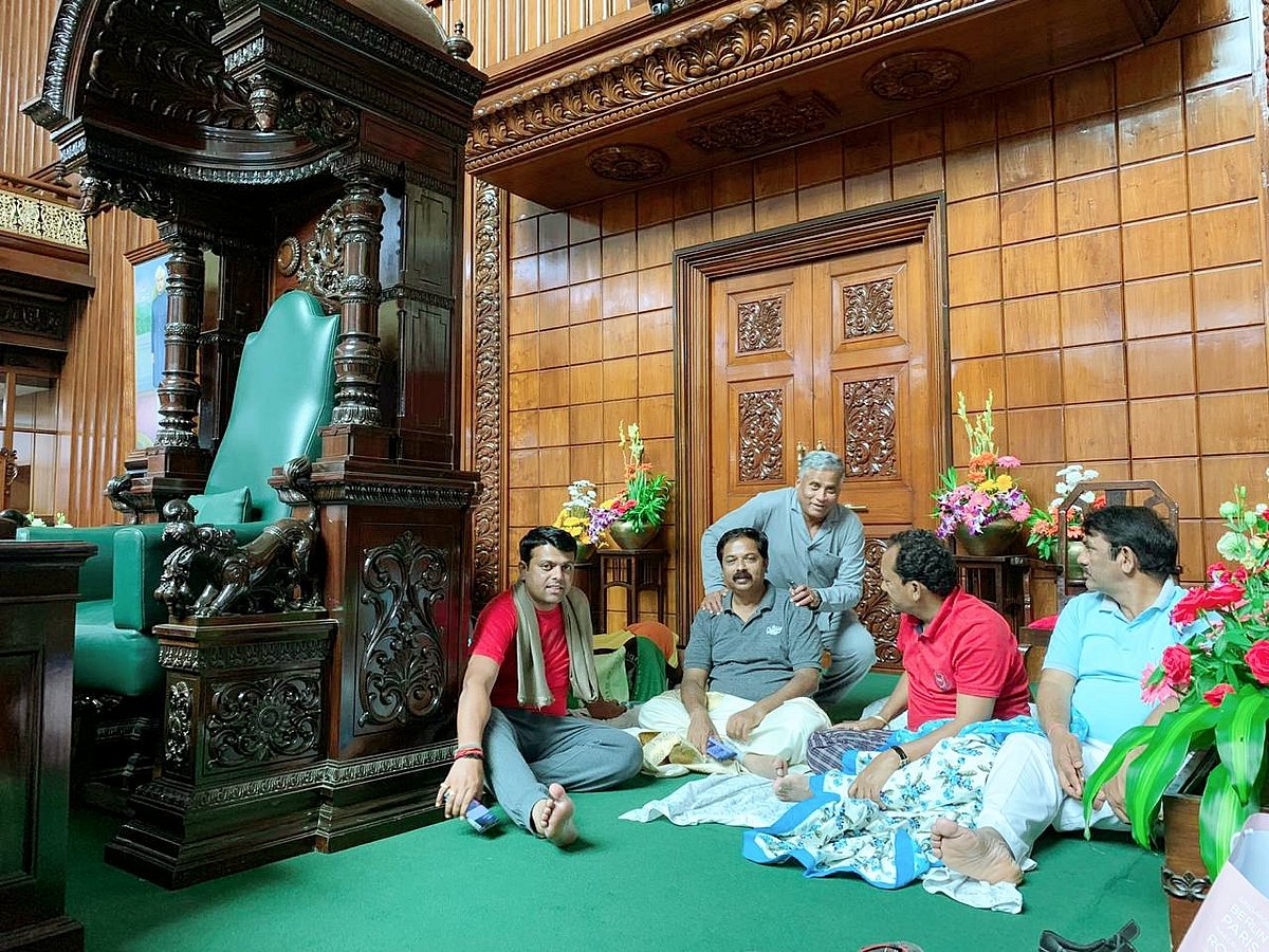 “வாக்கெடுப்பு நடத்தும்வரை வெளியே செல்லமாட்டோம்” : விடிய விடிய சட்டசபையிலேயே இருந்த பா.ஜ.க எம்.எல்.ஏக்கள்!