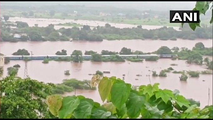 700 பயணிகளுடன் வெள்ளத்தில் சிக்கிய மஹாலக்ஷ்மி எக்ஸ்பிரஸ் : அதிர்ச்சி தரும் காணொளி காட்சிகள் (Video)