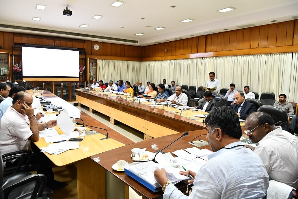 காவிரி நீரை திறந்து விடுவது குறித்து இன்று நடத்தப்பட்ட ஆலோசனைக் கூட்டம்.