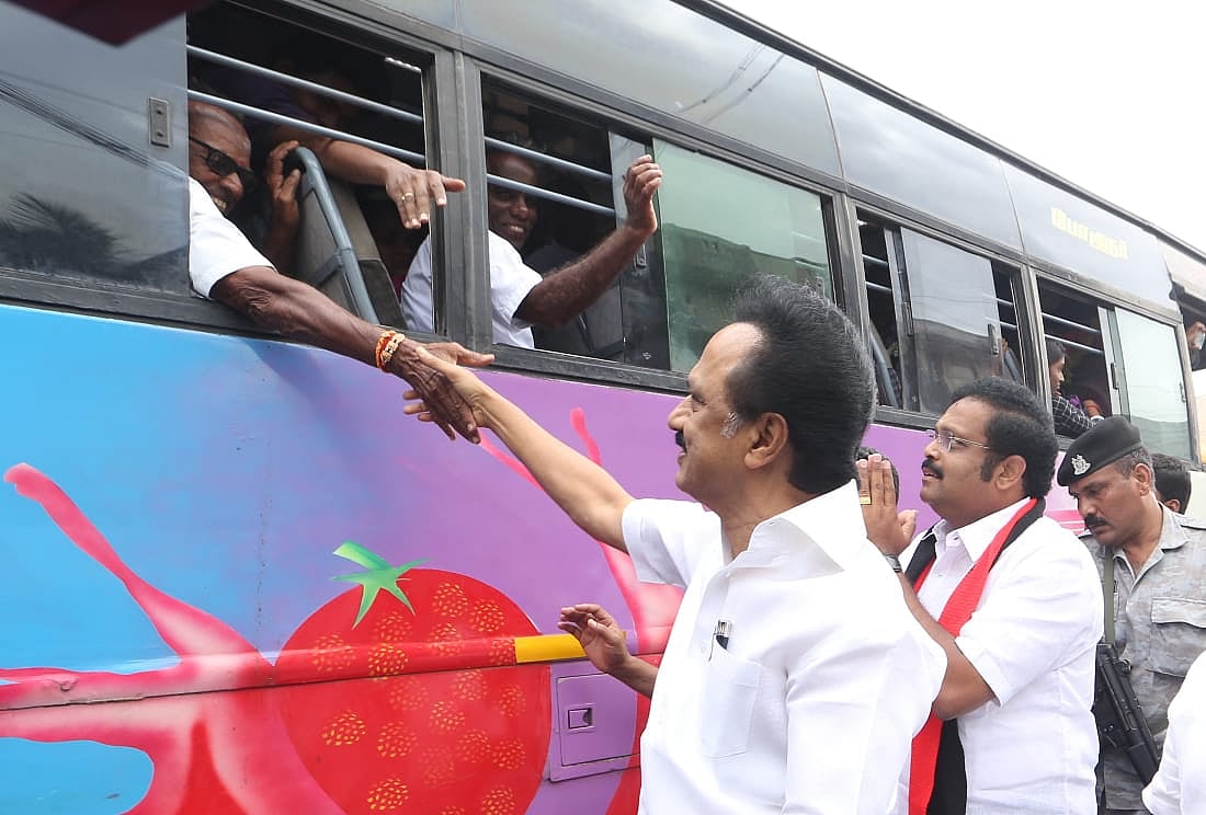 மு.க.ஸ்டாலினை வாஞ்சையுடன் வரவேற்ற வேலூர் மக்கள்... மூன்றாம் நாள் பரப்புரை விறுவிறு..! (ஆல்பம்)