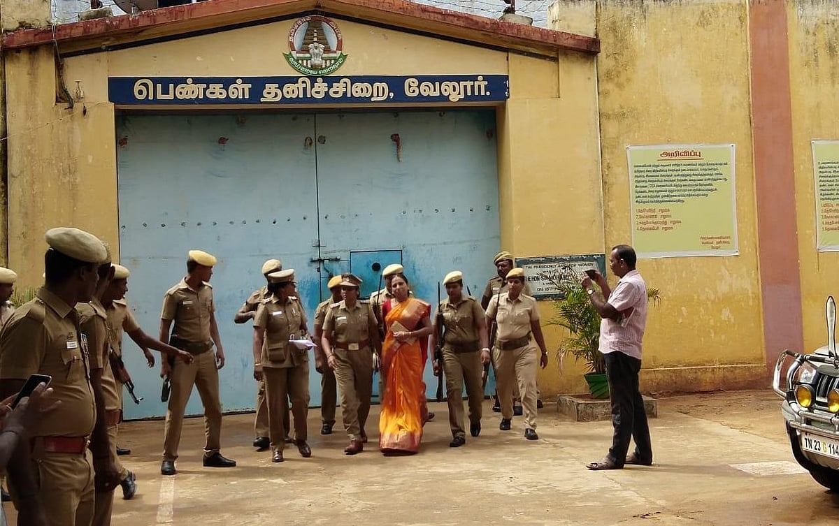28 ஆண்டுகளுக்குப் பிறகு குடும்பத்தினருடன் மகிழ்ச்சியாக இருக்கும் நளினி!