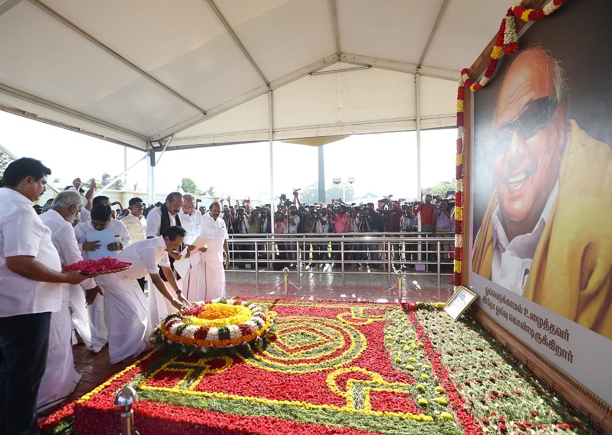 கலைஞர் நினைவிடத்தில் கலங்கிய வைகோ : பெரியார், அண்ணாவுக்கு மரியாதை செய்த ராஜ்யசபா எம்.பி.,க்கள் (album)