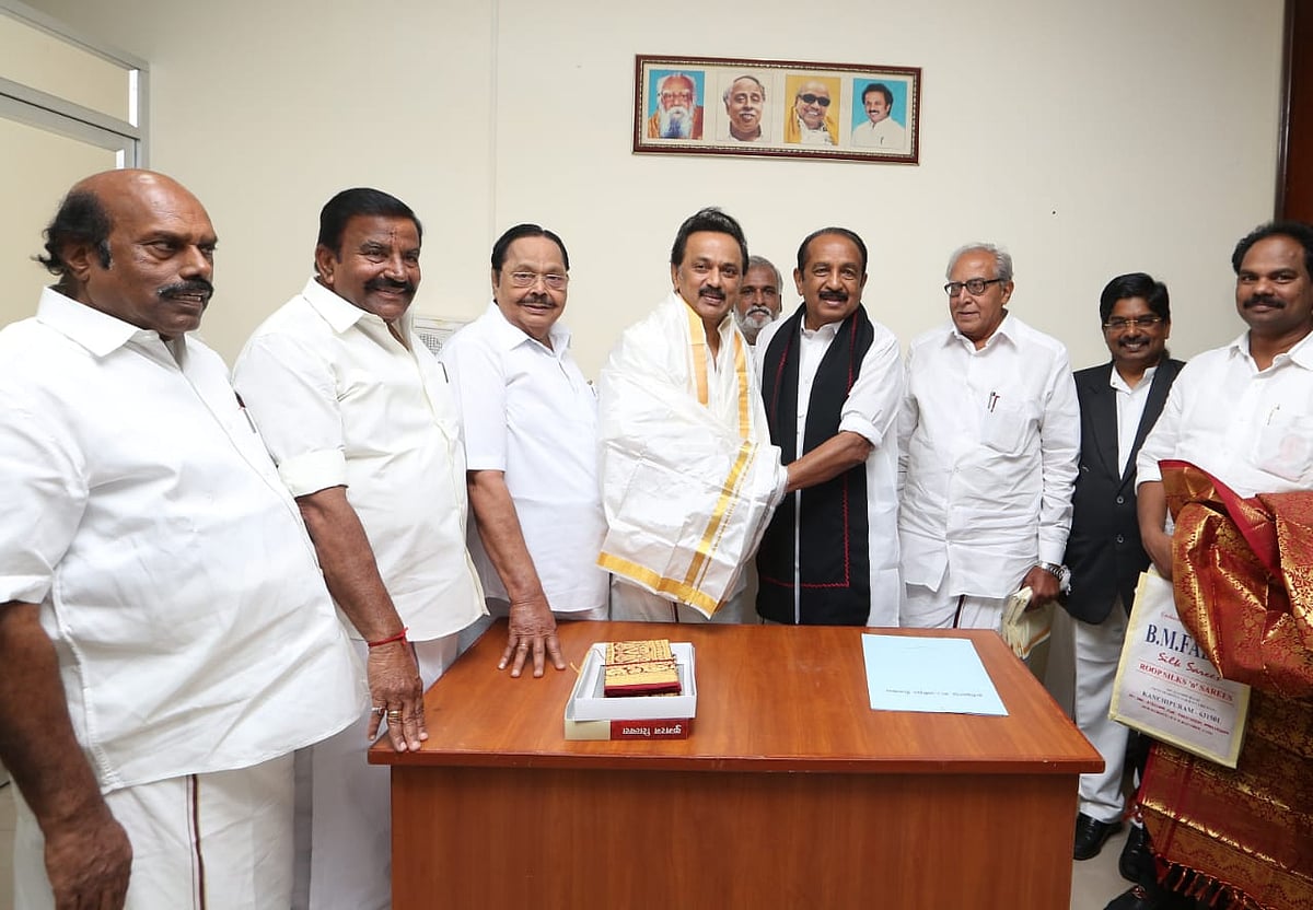 கலைஞர் நினைவிடத்தில் கலங்கிய வைகோ : பெரியார், அண்ணாவுக்கு மரியாதை செய்த ராஜ்யசபா எம்.பி.,க்கள் (album)