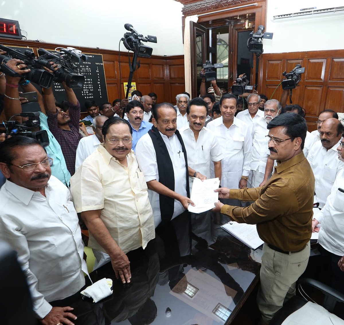 “தமிழக நலனுக்காக தொடர்ந்து செயல்படுவேன்” : வேட்புமனு தாக்கல் செய்த வைகோ பேச்சு!