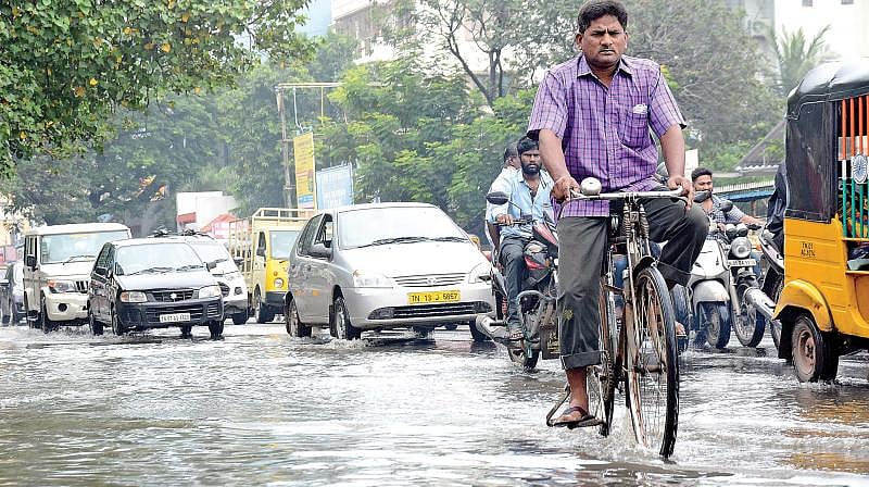 மழைநீர் வடிந்துவிட்டதை ஆய்வு செய்ய அதிகாரிகள் எங்களுடன் வரத்தயாரா? - அரசுக்கு நீதிபதிகள் சரமாரி கேள்வி! 
