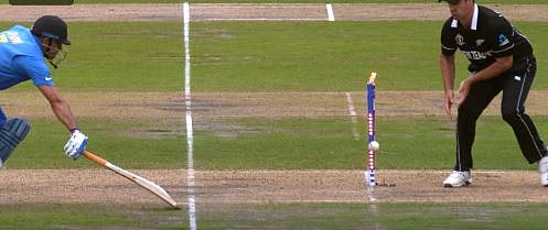 உலகக் கோப்பை 2019:கடைசியாக தோனி ரன் அவுட்டானது எப்போது? ரன் அவுட்டால் ஏற்பட்ட இழப்பு என்ன?