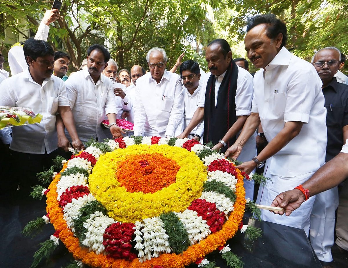 கலைஞர் நினைவிடத்தில் கலங்கிய வைகோ : பெரியார், அண்ணாவுக்கு மரியாதை செய்த ராஜ்யசபா எம்.பி.,க்கள் (album)