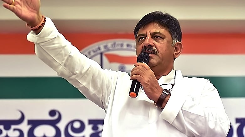 கர்நாடக அரசியலில் ஒரு பாகுபலி : தனி ஒருவனாக ஆட்சியைக் காப்பாற்ற போராடும் டி.கே சிவக்குமார்