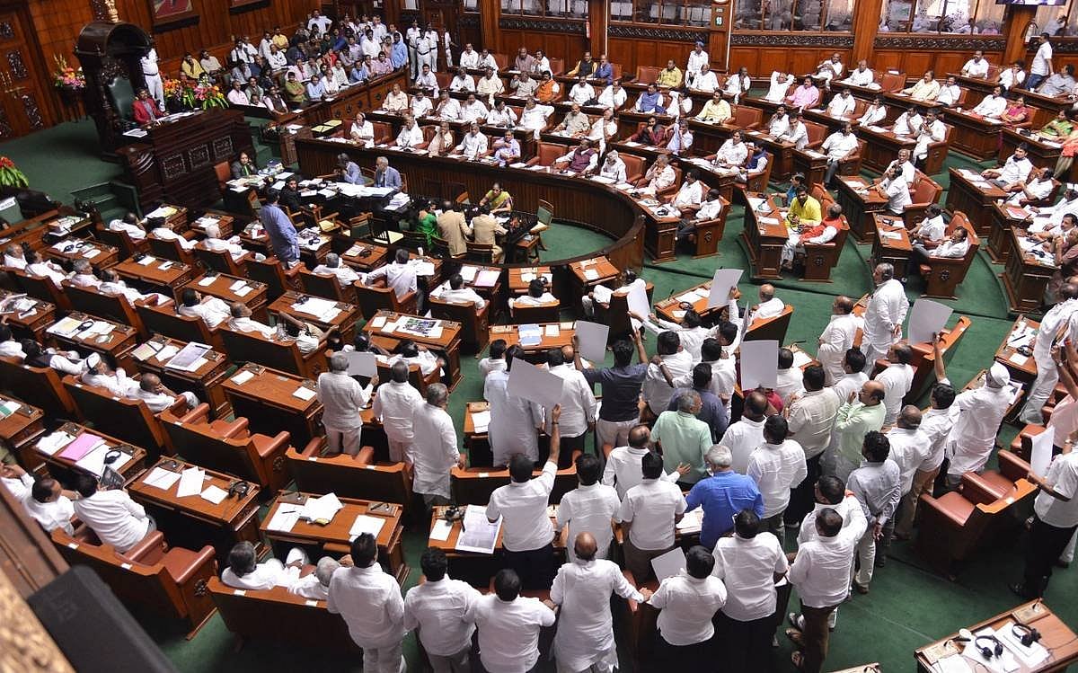 அதிருப்தி எம்.எல்.ஏ-க்களை கட்டாயப்படுத்தக் கூடாதென்றால் எப்படி? : விளக்கம் கேட்டு காங்கிரஸ் வழக்கு!