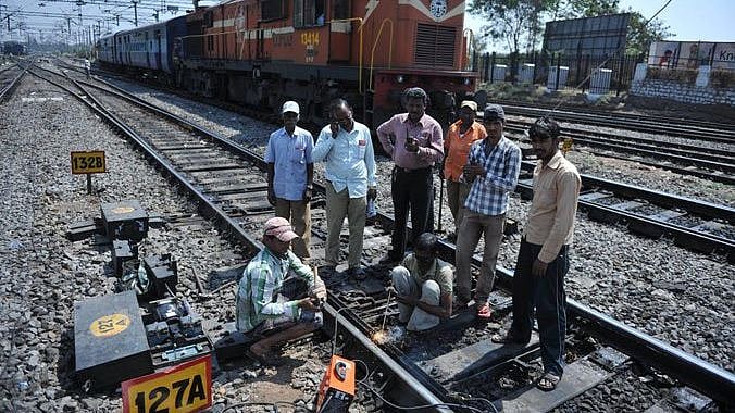 ரயில்வேயில் 3 லட்சம் பணியாளர்களை நீக்க முடிவு!: தனியார்மயத்துக்கு அடிக்கல் நாட்டுகிறதா அரசு?