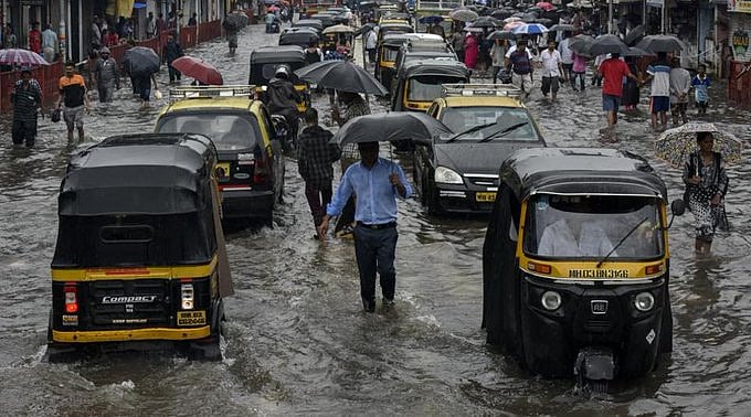 மும்பையில் வரலாறு காணாத கனமழை : இதுவரை 47 பேர் பலி எனத் தகவல்!