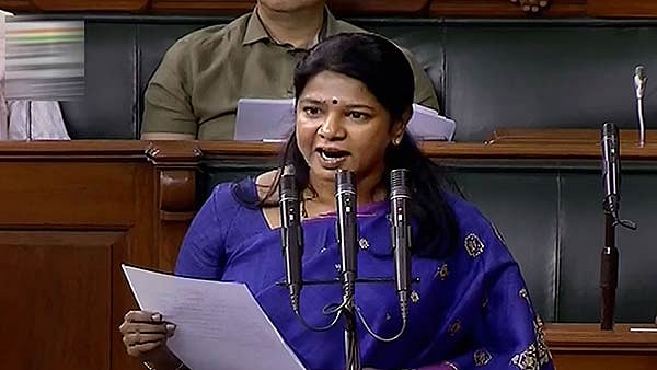 மனிதக் கழிவுகளை கைகளால் அள்ளும் தேசத்துக்கு புல்லட் ரயில் முக்கியமா? - மக்களவையில் கொந்தளித்த கனிமொழி!