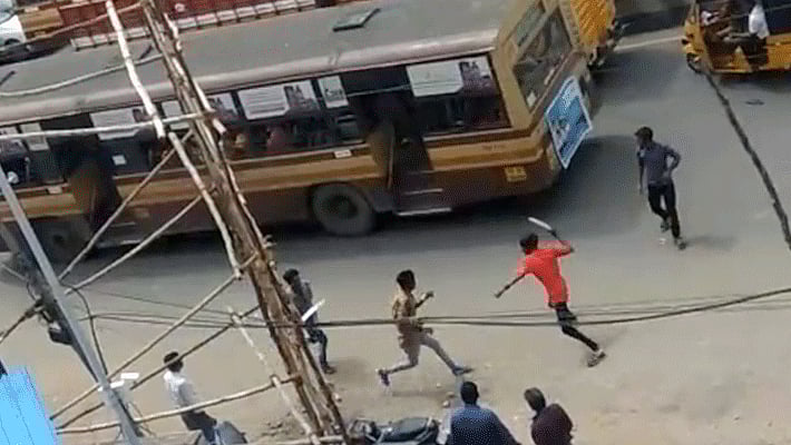 யார் ‘ரூட்டு தல’- பட்டாக் கத்திகளுடன் மோதிக் கொண்ட  கல்லூரி மாணவர்கள்; 7 பேருக்கு அரிவாள் வெட்டு (வீடியோ)