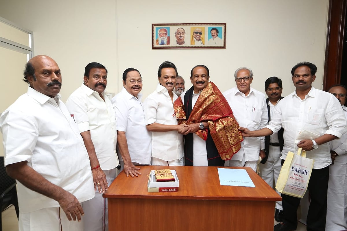 கலைஞர் நினைவிடத்தில் கலங்கிய வைகோ : பெரியார், அண்ணாவுக்கு மரியாதை செய்த ராஜ்யசபா எம்.பி.,க்கள் (album)