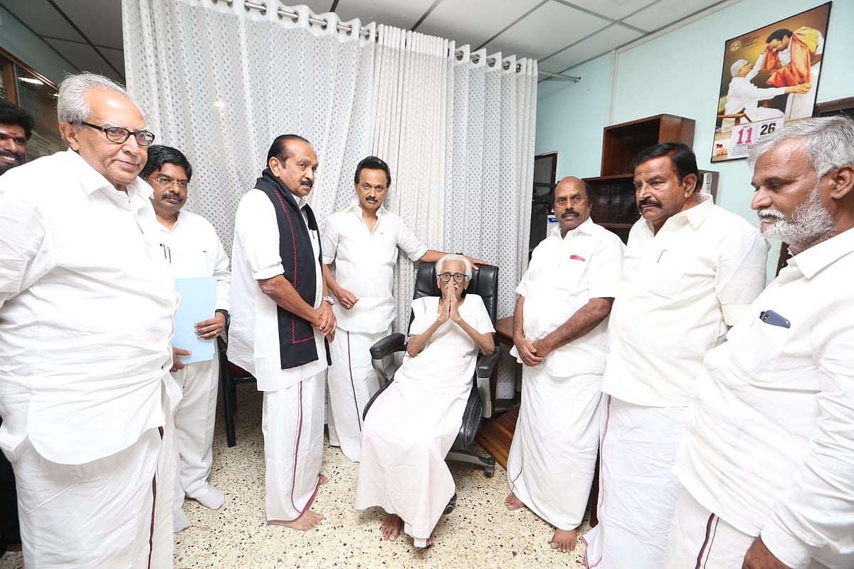 கலைஞர் நினைவிடத்தில் கலங்கிய வைகோ : பெரியார், அண்ணாவுக்கு மரியாதை செய்த ராஜ்யசபா எம்.பி.,க்கள் (album)