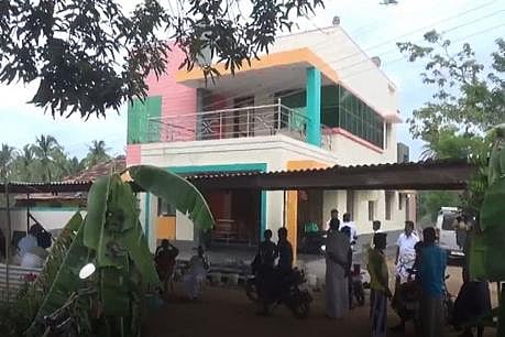 மொய் விருந்தில் வசூலான நான்கு கோடி : திருட வந்து மாட்டிக்கொண்ட திருடர்கள்.. தர்ம அடி கொடுத்த ஊர் மக்கள் !