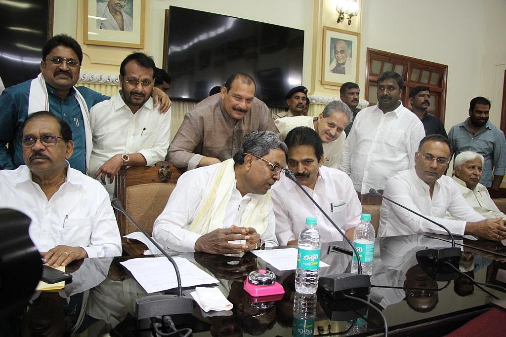 கர்நாடக எம்.எல்.ஏக்களின் ராஜினாமாவை ஏற்க மறுத்த சபாநாயகர்... காரணம் என்ன?