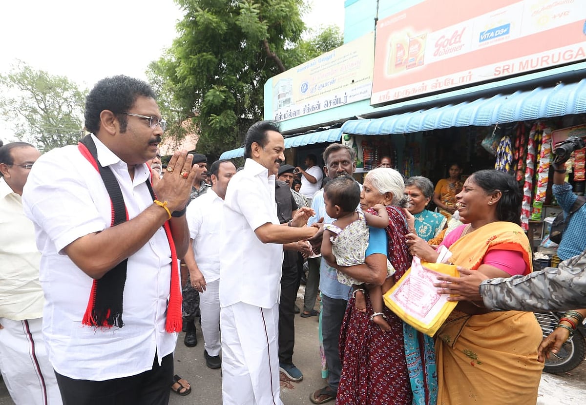 மு.க.ஸ்டாலினை வாஞ்சையுடன் வரவேற்ற வேலூர் மக்கள்... மூன்றாம் நாள் பரப்புரை விறுவிறு..! (ஆல்பம்)