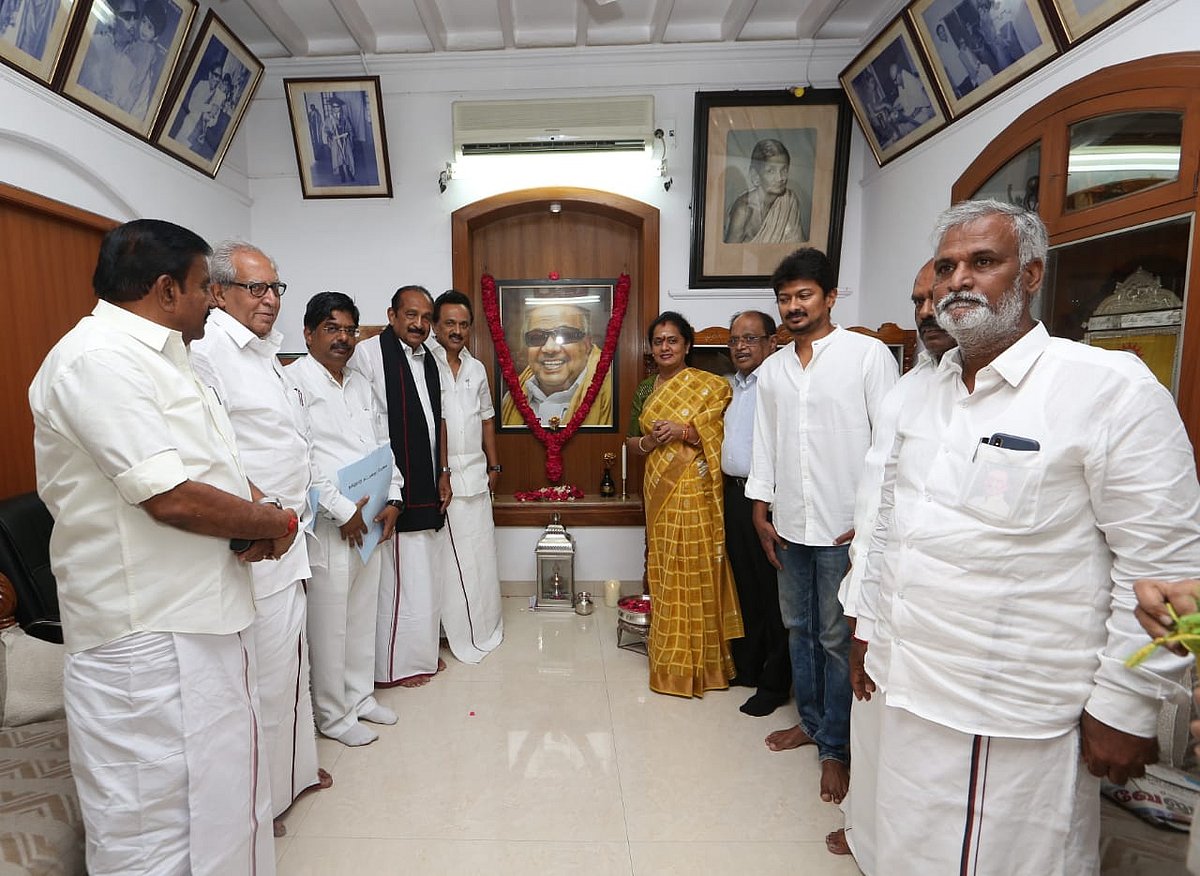 கலைஞர் நினைவிடத்தில் கலங்கிய வைகோ : பெரியார், அண்ணாவுக்கு மரியாதை செய்த ராஜ்யசபா எம்.பி.,க்கள் (album)