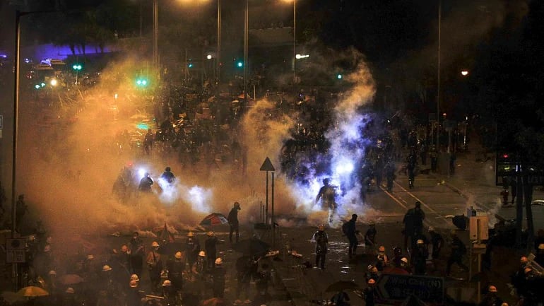 விடிய விடிய நடைபெற்ற போராட்டத்தில் வன்முறை : ஹாங்காங் போலிஸை தீயிட்டு கொளுத்த முயற்சி ! #VIDEO