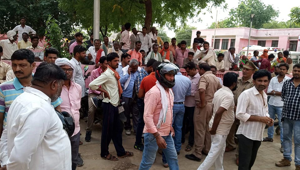 நிலத்தகராறில் நியாயம் கேட்ட 9 பேர் சுட்டுக்கொலை... கிராமத் தலைவர் தப்பியோட்டம் : போலீஸ் வலைவீச்சு!