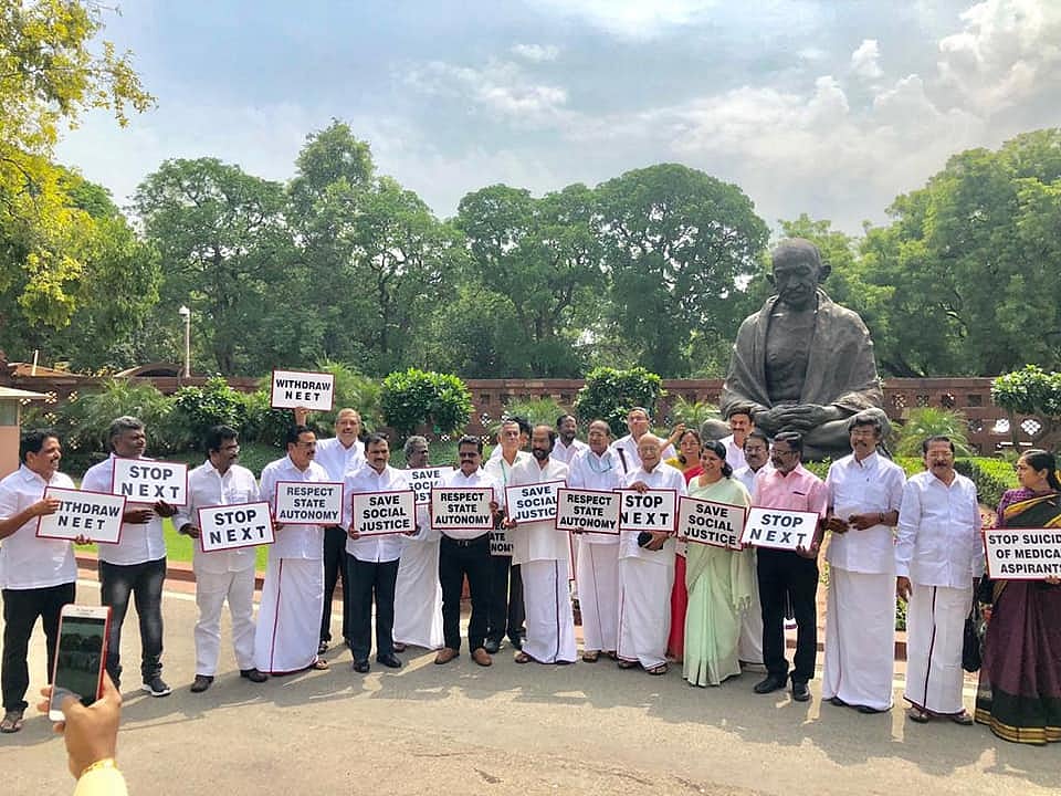 ‘நீட்டும் வேண்டாம்; நெக்ஸ்ட்டும் வேண்டாம்’ : திமுக கூட்டணி எம்.பி-க்கள் டெல்லியில் ஆர்ப்பாட்டம்! (வீடியோ)