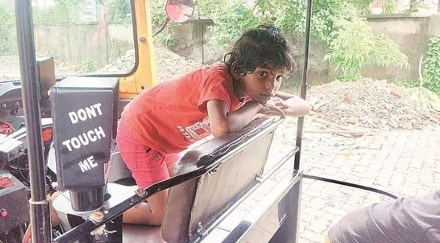 மும்பை கனமழையால் சுவர் இடிந்து விபத்து: மொத்த குடும்பத்தையே இழந்துதவிக்கும் 8 வயது சிறுமி!