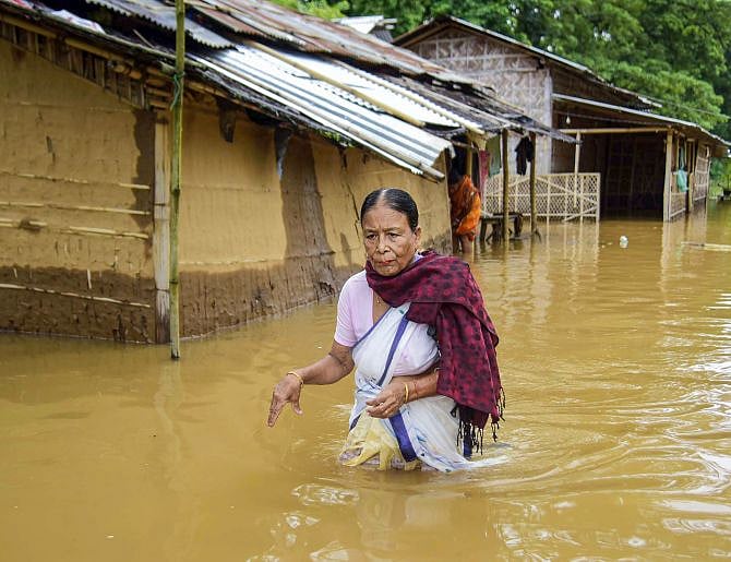 கண்ணுக்கெட்டிய தொலைவு வரை தண்ணீர் : வெள்ளக்காடான அசாமில் தத்தளிக்கும் மக்கள்!