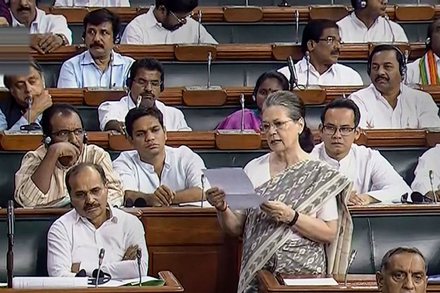 பொதுத்துறை நிறுவனங்களை தனியாருக்கு தாரை வார்ப்பதா? மக்களவையில் சோனியா காந்தி ஆவேசம்!