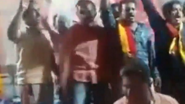 "தமிழ் பாடல்கள் பாடினால் அடிப்போம்" - திருவிழாவில் அஜித் பட பாடல் பாடிய தமிழர்களை தாக்கிய கன்னட அமைப்பு! 