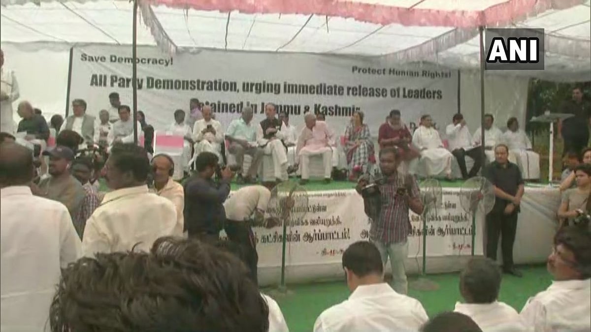 “காஷ்மீர் தலைவர்களை உடனடியாக விடுவிக்கவேண்டும்” : டெல்லியில் தி.மு.க தலைமையில் எம்.பி.க்கள் முழக்கம்!