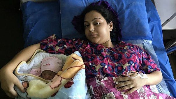 காஷ்மீரில் பனிக் குடம் உடைந்து துடித்த கர்ப்பிணிப் பெண்ணை 6 கி.மீ தூரம் நடக்க வைத்த பாதுகாப்பு படையினர்!