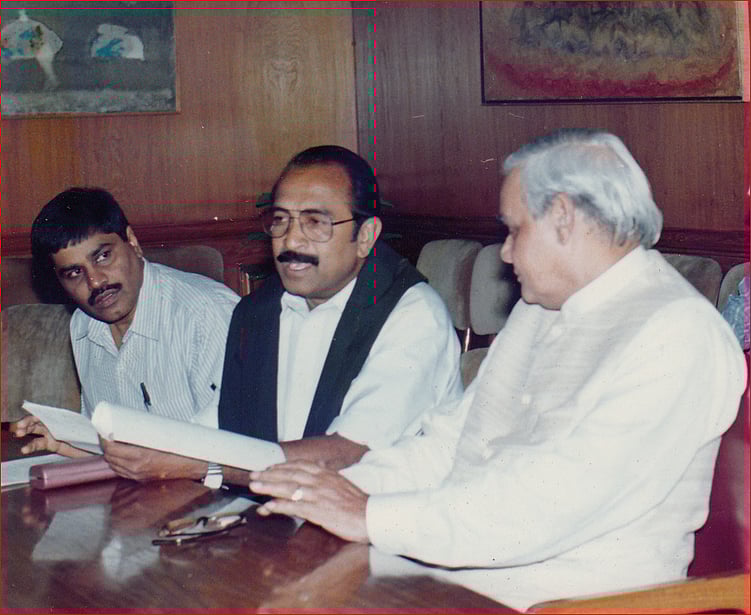 தேர்ந்த அரசியல்வாதி என நிரூபித்த வைகோ- ஆவேசப் பேச்சால் கட்சி பேதமின்றி குவிந்த பாராட்டுகள்! 