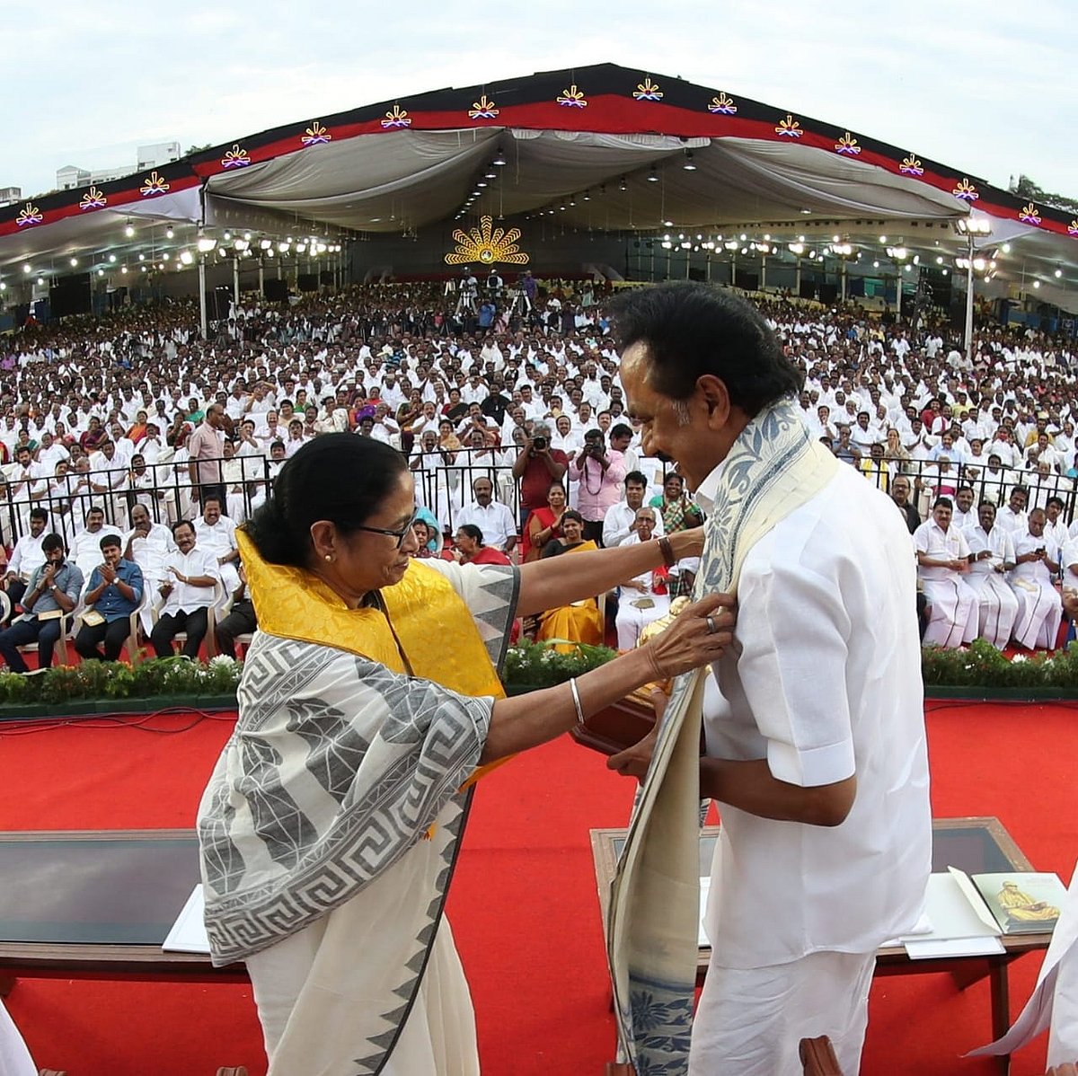 "கலைஞர் செய்ய நினைத்ததை  நம் எம்.பி-க்கள் செய்கின்றனர்" : கலைஞர் நினைவு தின பொதுக்கூட்டம்! (ALBUM)