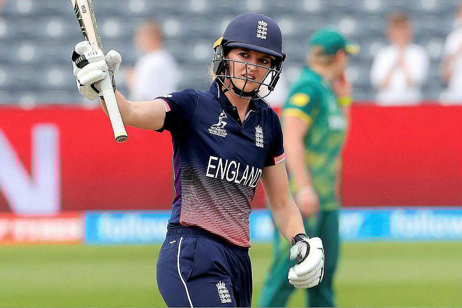 மன அழுத்தத்தில் இருந்து வெளிவர ஆடையில்லாமல் விக்கெட் கீப்பிங் : வைரல் ஆன இங்கிலாந்து வீராங்கனை