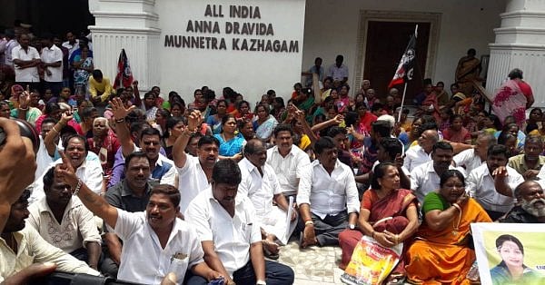 அ.தி.மு.க மாவட்டச் செயலாளரிடம் மாட்டிக்கொண்ட தலைமையின் ‘ரகசியம்’ : பதவிக்குப் பின்னணி இதுவா?