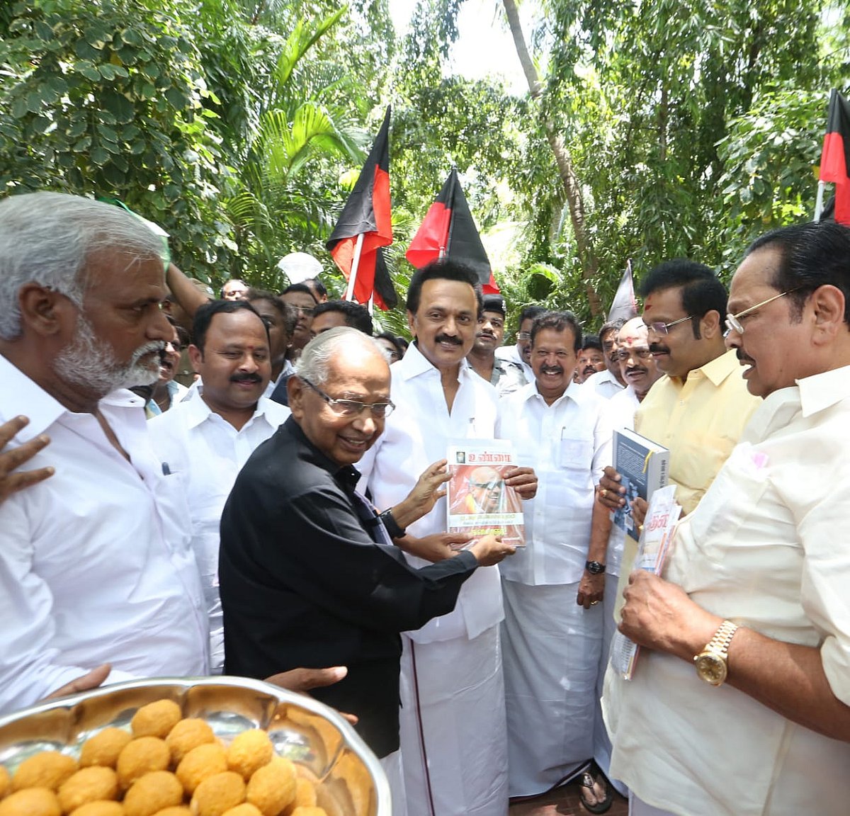 வேலூர் தேர்தல் வெற்றி... பெரியார், அண்ணா, கலைஞர் நினைவிடங்களில் மு.க.ஸ்டாலின் தலைமையில் மரியாதை! (ஆல்பம்)