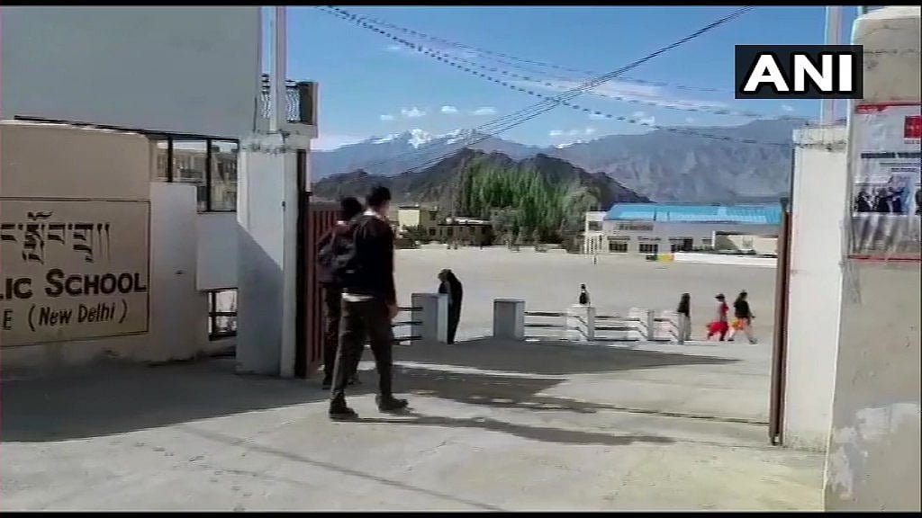 அமைதியைத் தொலைத்த காஷ்மீர் மக்கள் : ராணுவ ஆக்கிரமிப்பில் ஜம்மு (album)