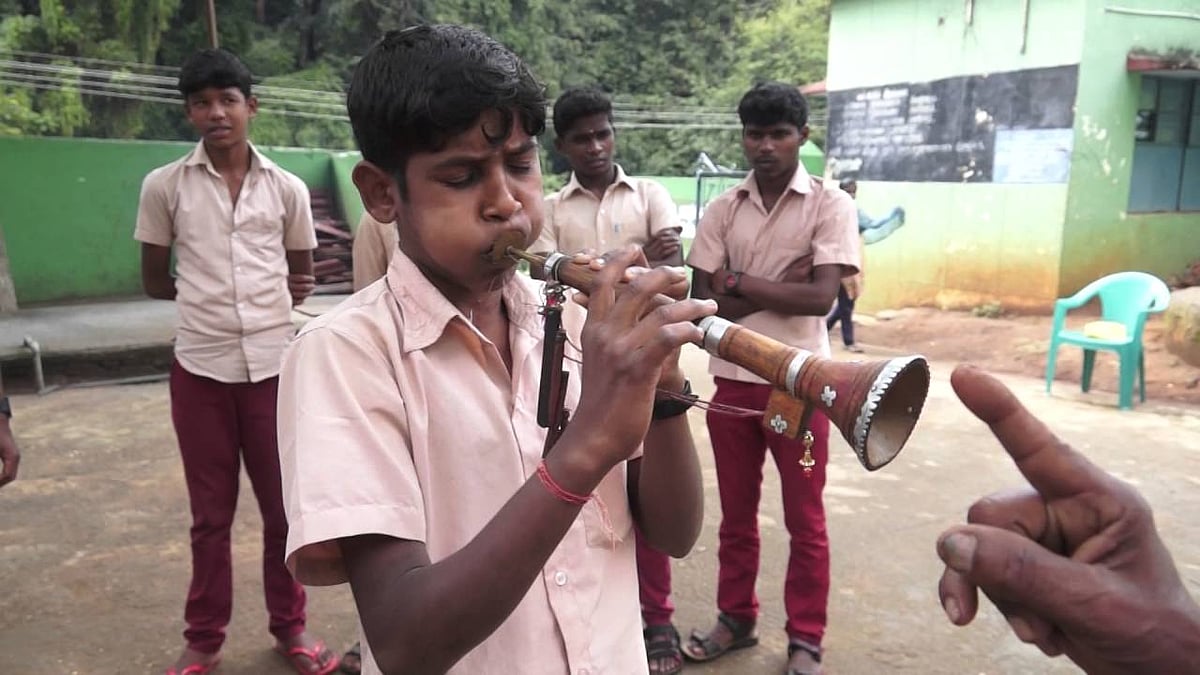 சுதந்திர தினத்தை கொண்டாடிய தோடர் இன மக்கள் : பழங்குடியினர்கள் மொழியில் தேசியகீதம் பாடி அசத்தல் !