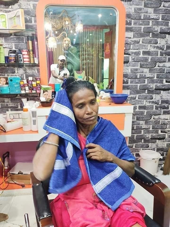 ரயில் நிலையத்தில் பிச்சை எடுத்த பெண்... இன்று பாலிவுட் பாடகி : ஒரு வீடியோ வாழ்க்கையையே மாற்றிய அதிசயம் !