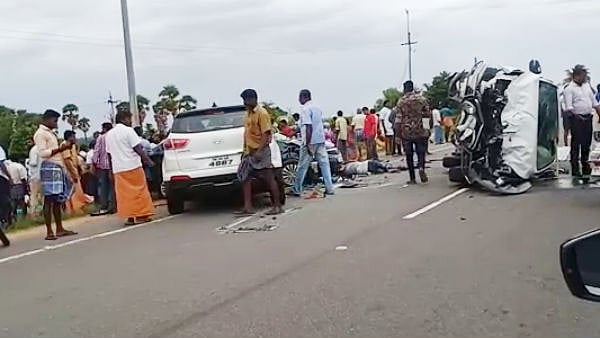 அடுத்தடுத்து மோதிக்கொண்ட 7 கார்கள் : சினிமா சண்டைக் காட்சி போல் நிகழ்ந்த கோர விபத்தில் 6 பேர் பலி