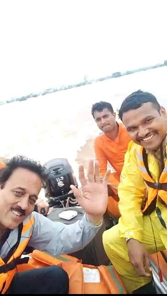 புயல் சேதங்களை பார்வையிடும் போது சிரிப்பு ‘செல்ஃபி’- ஈவு இரக்கமற்ற பா.ஜ.க அமைச்சரின் கீழ்தரமான செயல்!