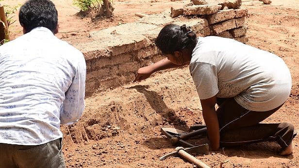 கீழடி அகழாய்வில் அழகு சாதன பொருட்கள் கண்டுபிடிப்பு : பண்டமாற்று முறையில் வணிகம் - அதிகாரிகள் தகவல்